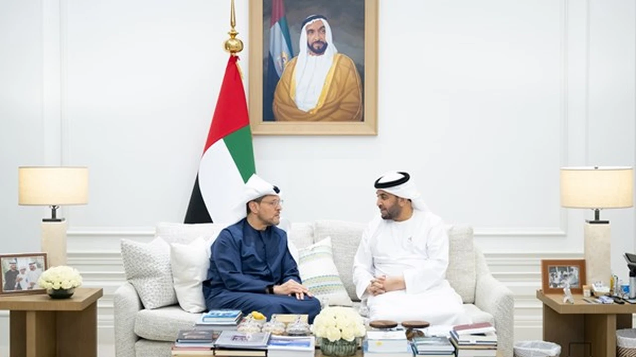 حمدان بن زايد يستعرض مستجدات المشاريع التنموية الكبرى في منطقة الظفرة